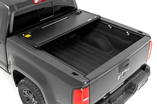 Rough Country 47120600 Low Profile Tri Fold Aluminum Tonneau Cover for 2015-2022 Colorado Canyon (6' Bed) - Recon Recovery