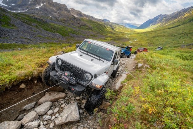 WARN ZEON XP 14 - S Winch – 14,000 lb Synthetic Rope | Premium Waterproof - Recon Recovery