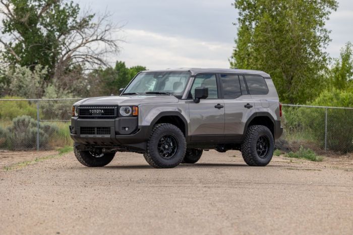 ReadyLIFT 3" SST3.3 Suspension System w/ Falcon 3.3 Strut/Shocks - Additional View