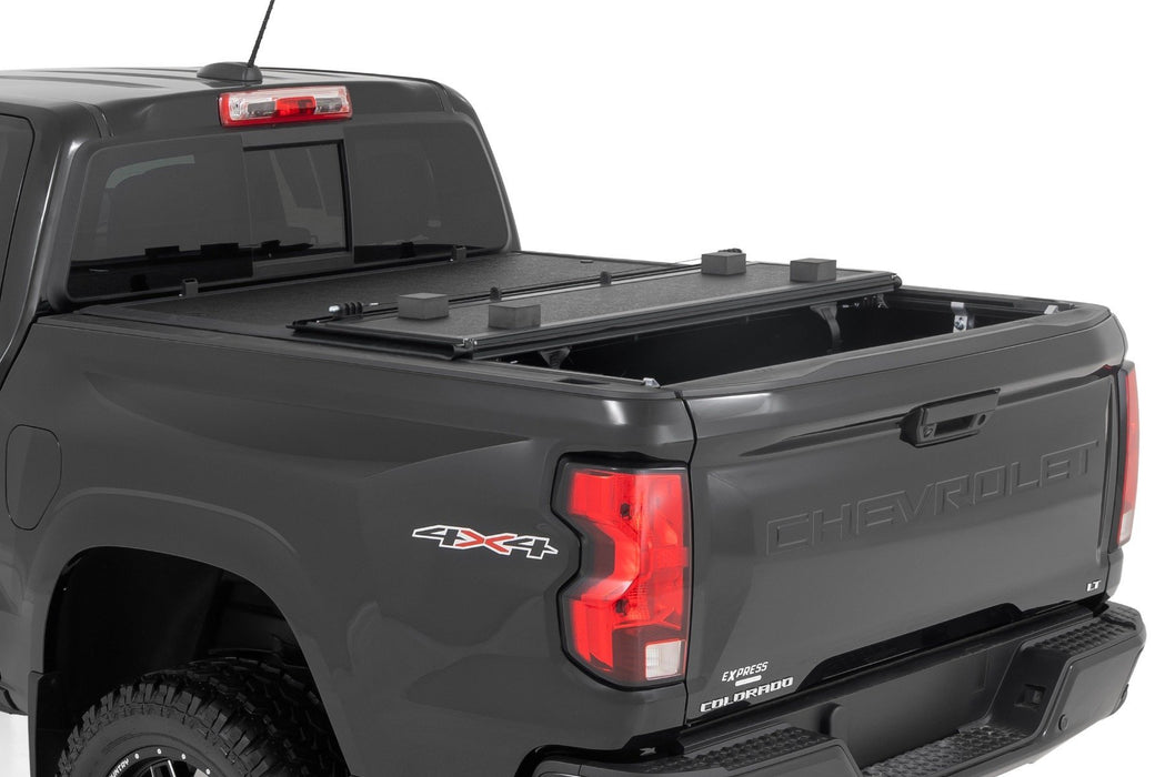 Rough Country Low Profile Tri Fold Aluminum Tonneau Cover for 2022-2025 Nissan Frontier (5' Bed)