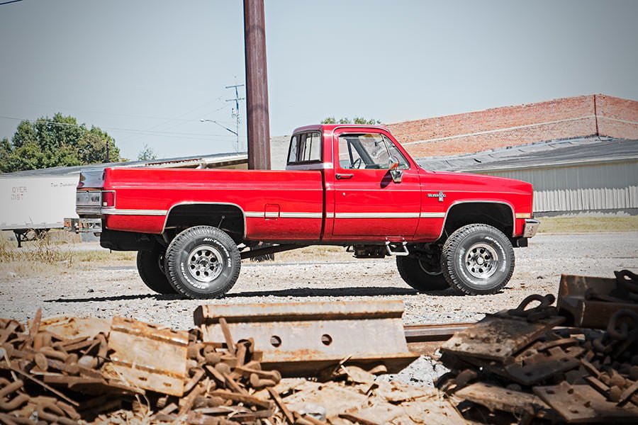 Rough Country 4 Inch Lift Kit for 1973 - 1976 Chevy/GMC 3/4 - Ton Suburban/C25/K25 Truck - Recon Recovery