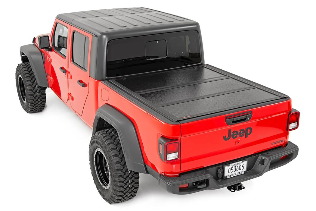 Rough Country 47620500A Low Profile Tri Fold Aluminum Tonneau Cover for 2020-2024 Jeep Gladiator JT (5' Bed) - Recon Recovery